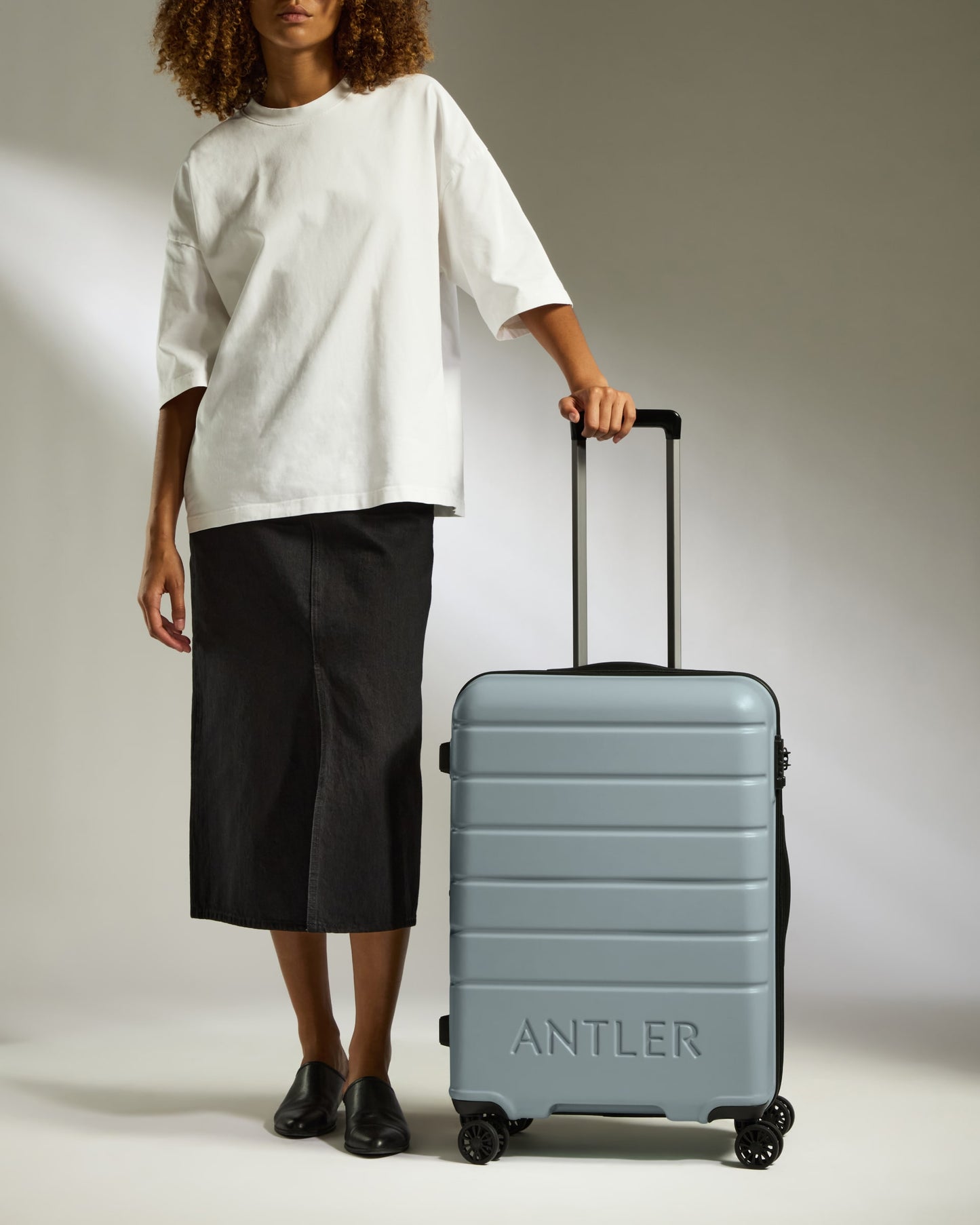 Medium Luggage in Cool Grey - Logo