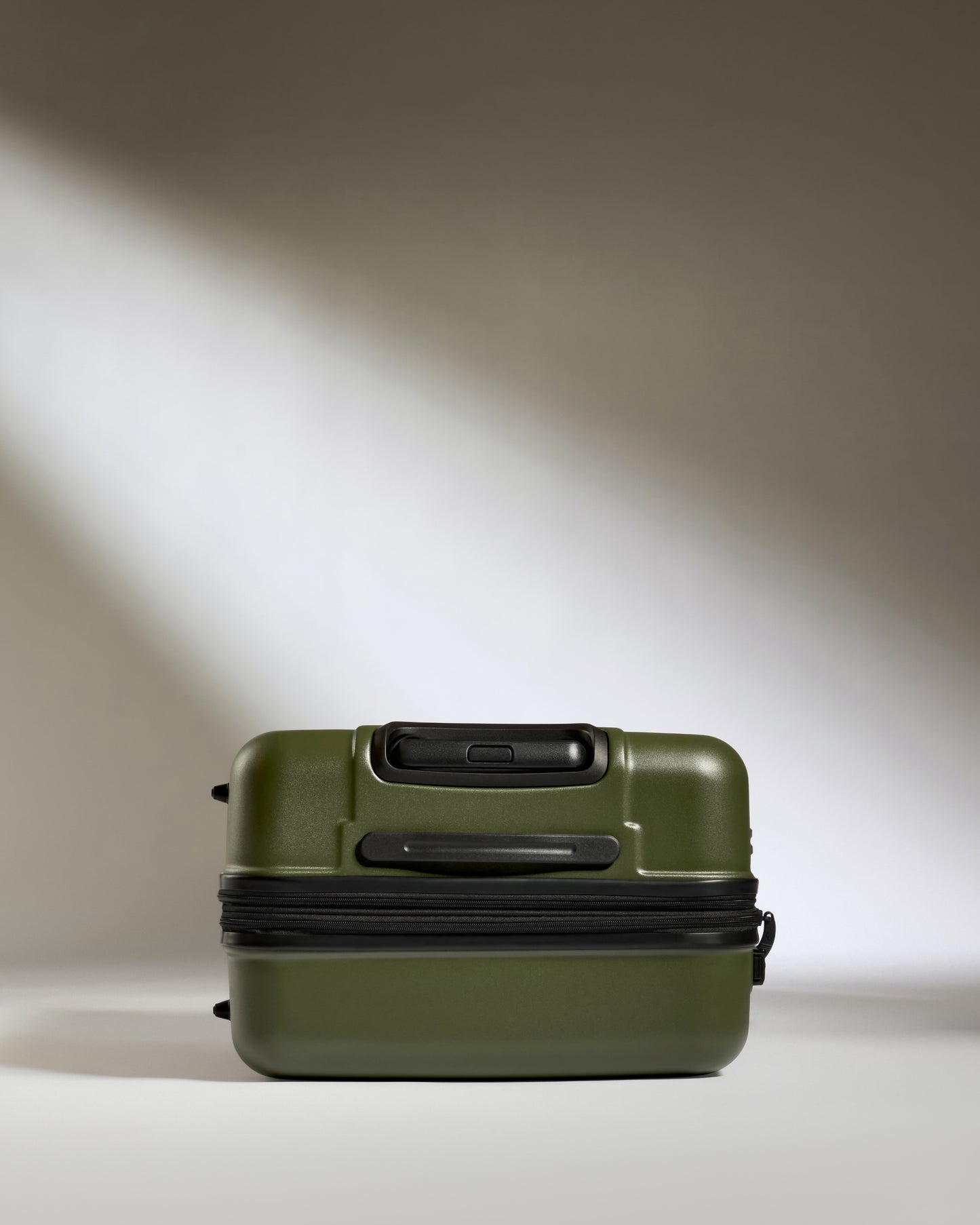 Medium Luggage in Pine - Logo