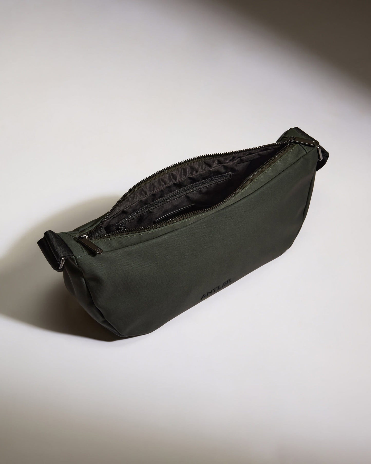 Icon Slingbag in Dark Khaki