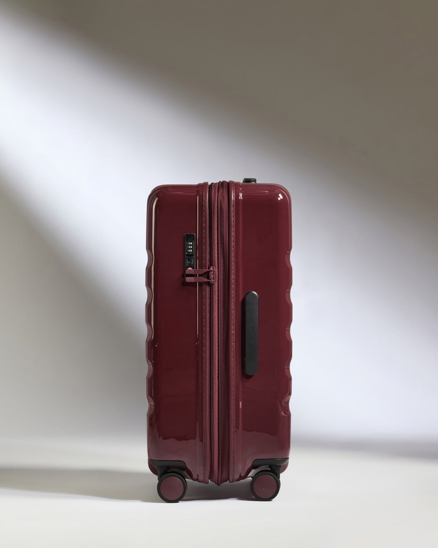Medium Luggage in Cedar Red Gloss - Icon Stripe