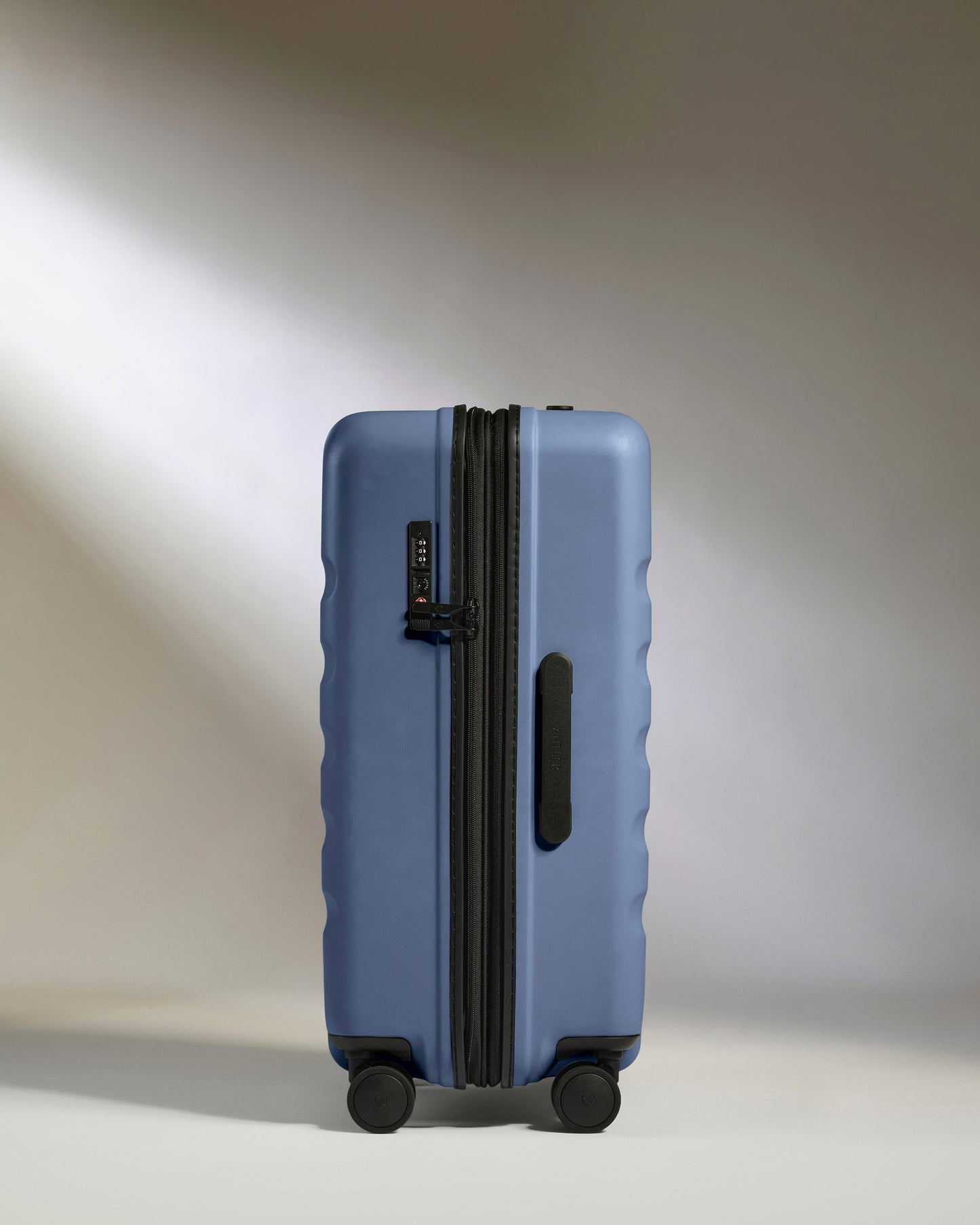 Medium Luggage in Ocean Blue - Icon Stripe